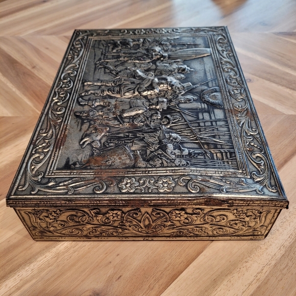 2 Vintage Embossed Tin Boxes - Rembrandt, Old World Castle, Europe, Musketeers - Picture 5 of 13